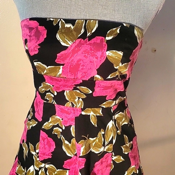 Twenty-One Woman's Strapless Roses on Black Mini Dress Size: M - Picture 2 of 7